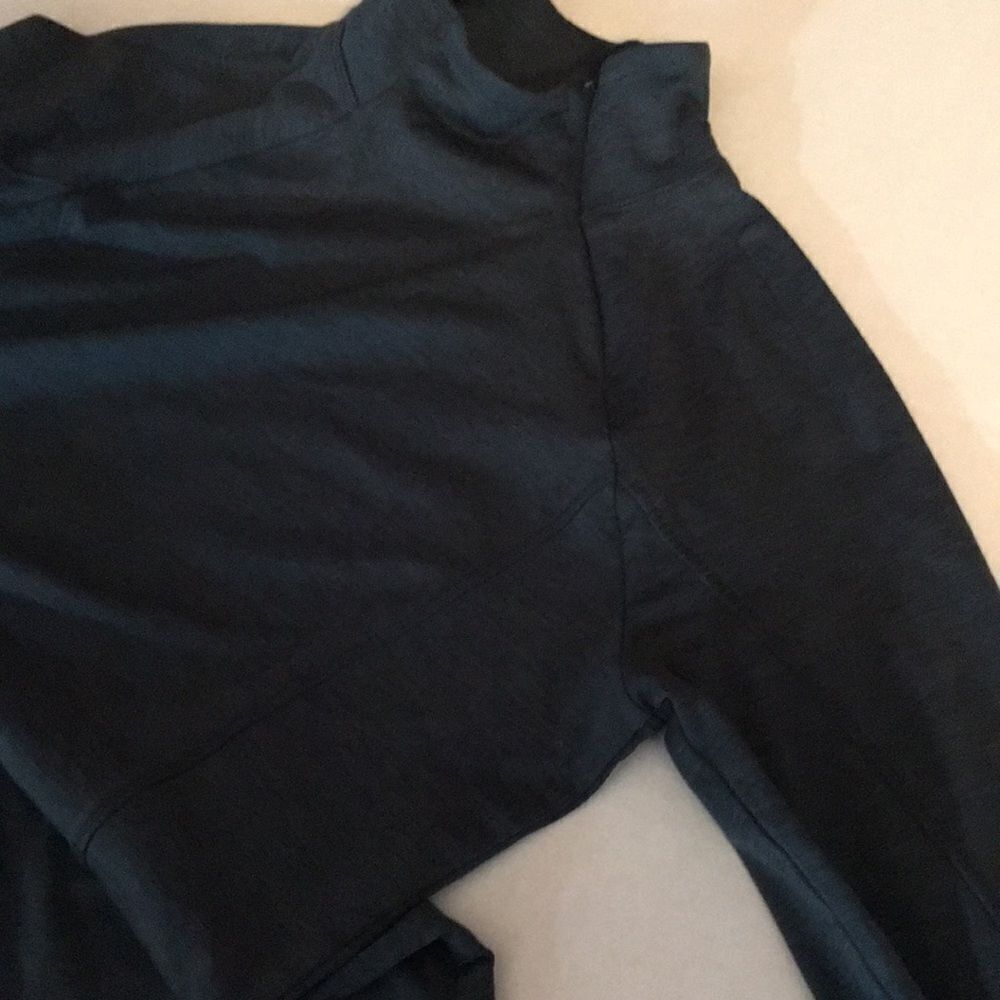 Layer8 Athletic Long Sleeve Base Layer Qwickdry Top Size Small w/ Thumb Holes - Picture 12 of 15